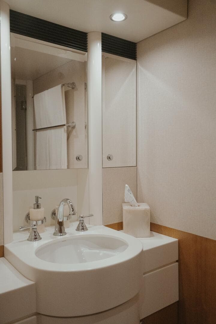 1996 Oceanfast 87 Enclosed Bridge Sportfish — photo 15