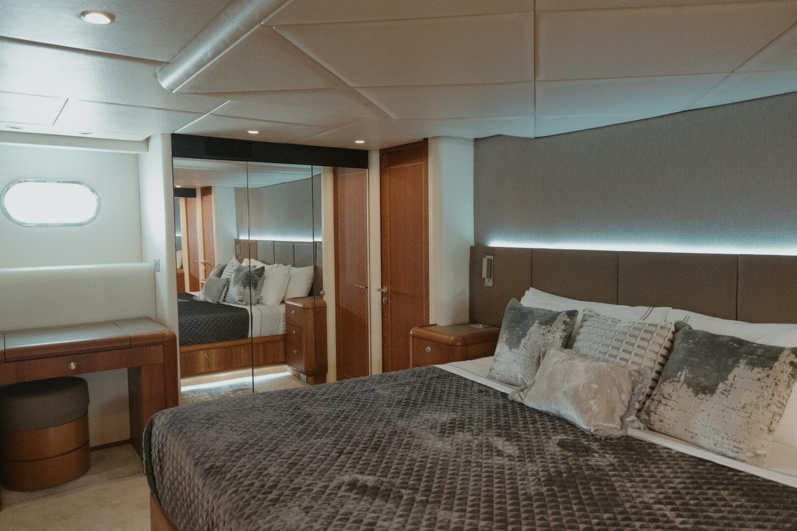 1996 Oceanfast 87 Enclosed Bridge Sportfish — photo 13