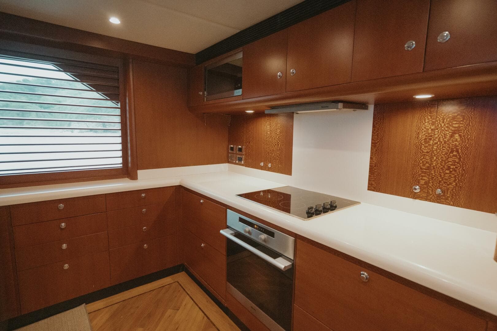 1996 Oceanfast 87 Enclosed Bridge Sportfish — photo 10