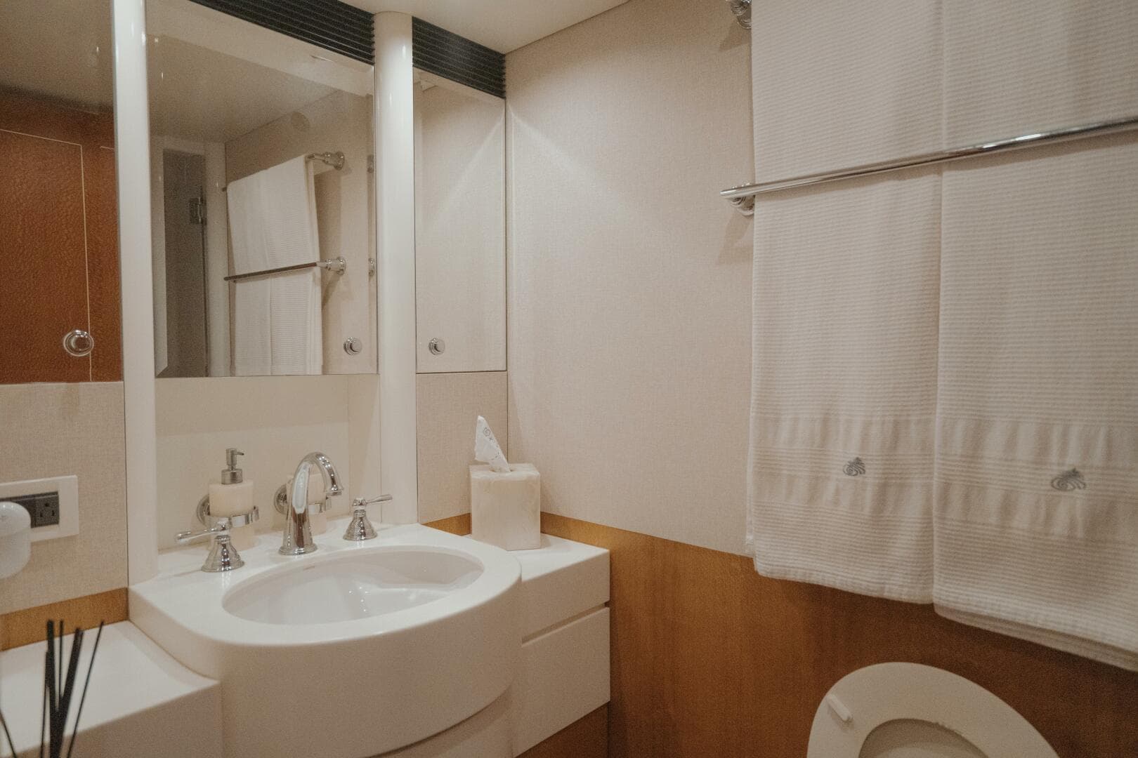 1996 Oceanfast 87 Enclosed Bridge Sportfish — photo 18