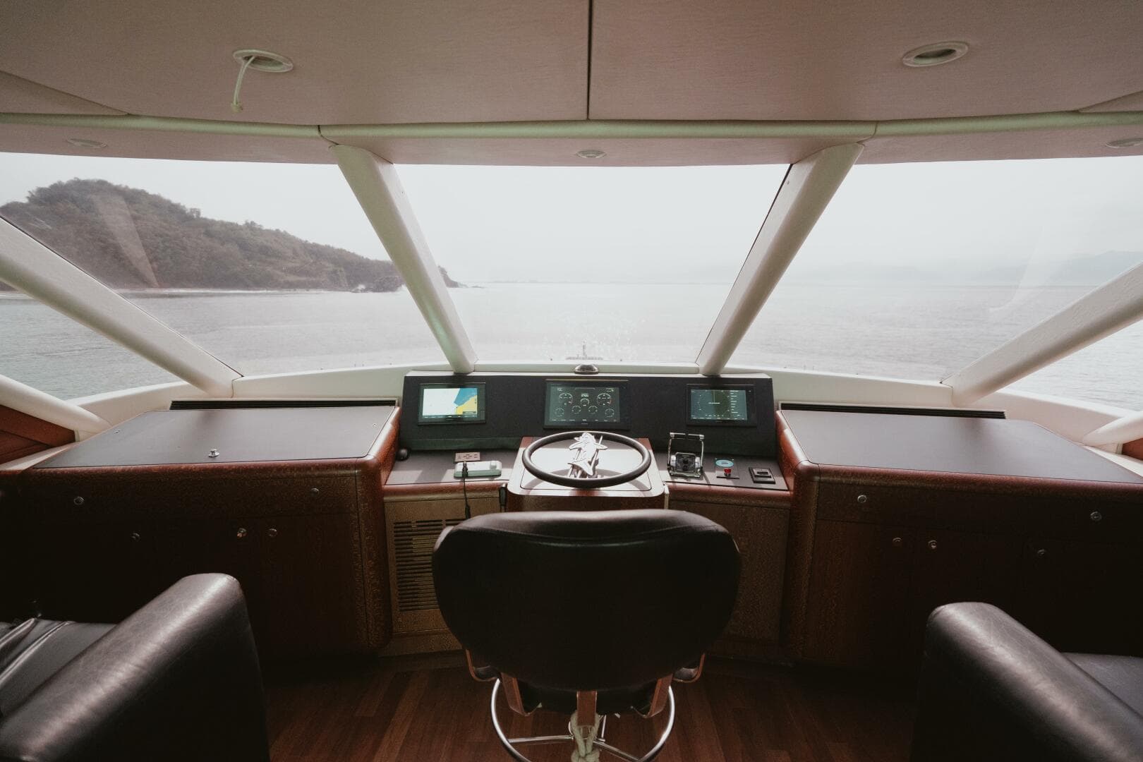 1996 Oceanfast 87 Enclosed Bridge Sportfish — photo 4