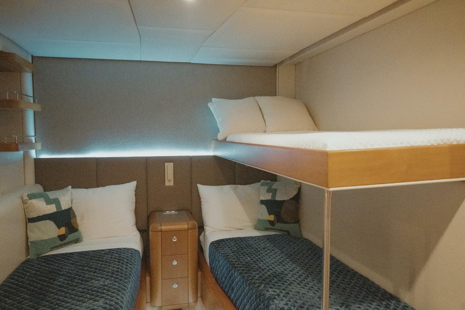 1996 Oceanfast 87 Enclosed Bridge Sportfish — photo 17