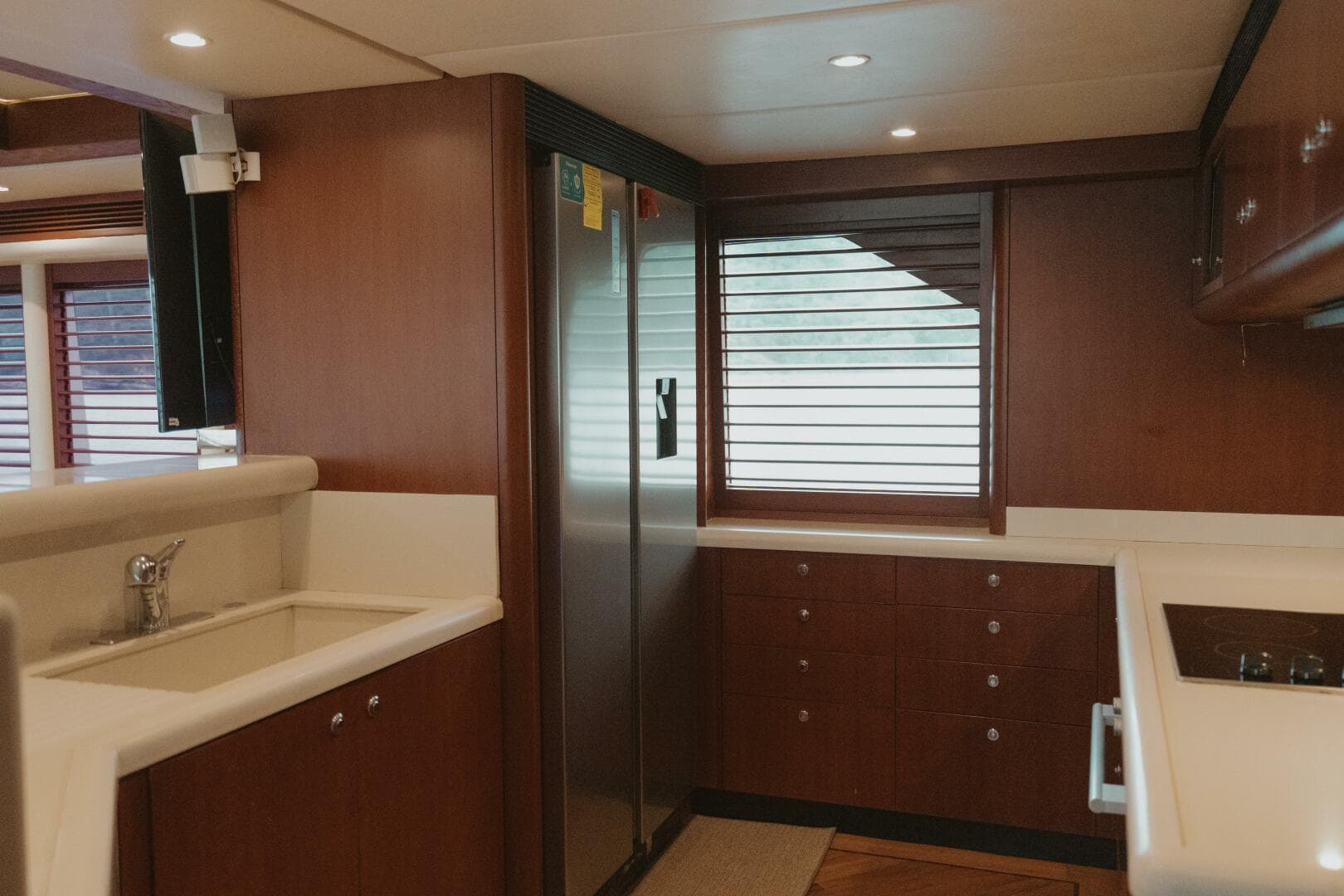 1996 Oceanfast 87 Enclosed Bridge Sportfish — photo 6