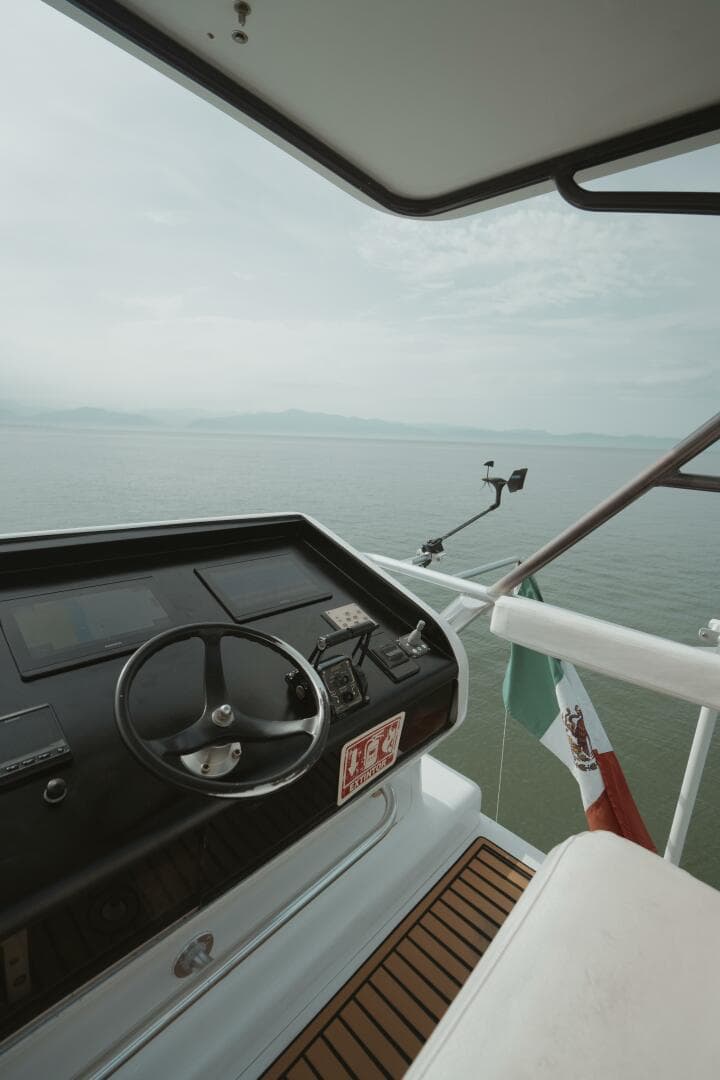 1996 Oceanfast 87 Enclosed Bridge Sportfish — photo 32