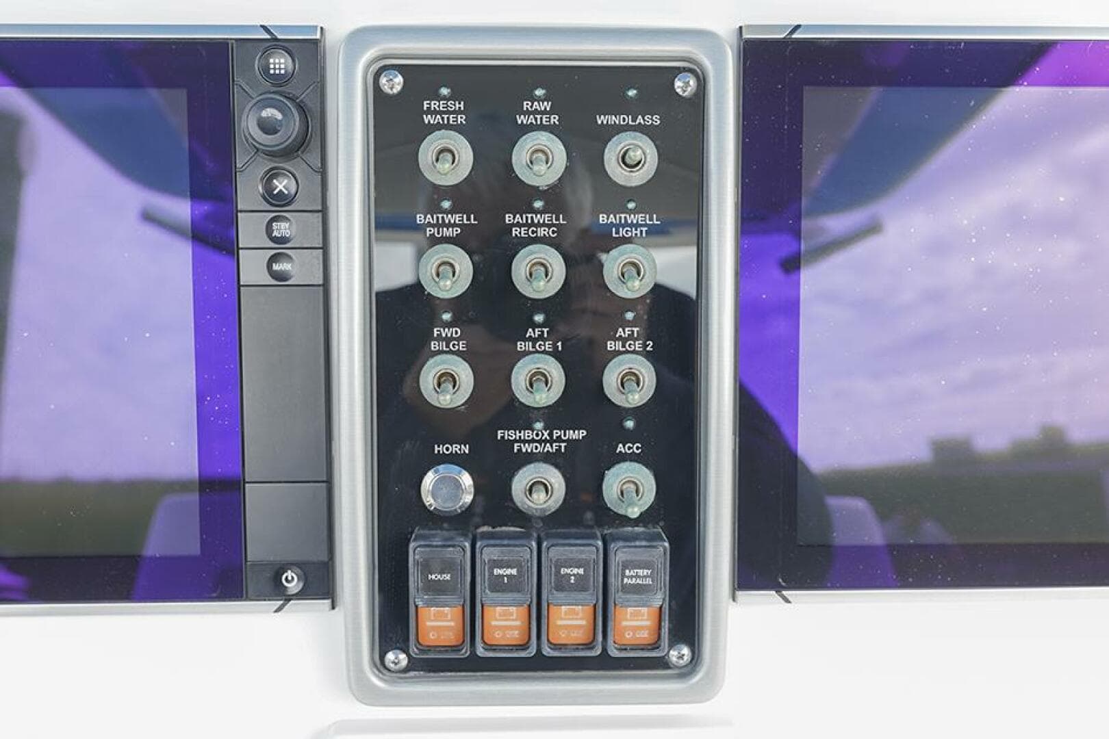 2015 Everglades 295 Center Console — photo 17