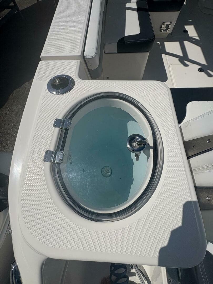 2021 Robalo R317 Dual Console — photo 12