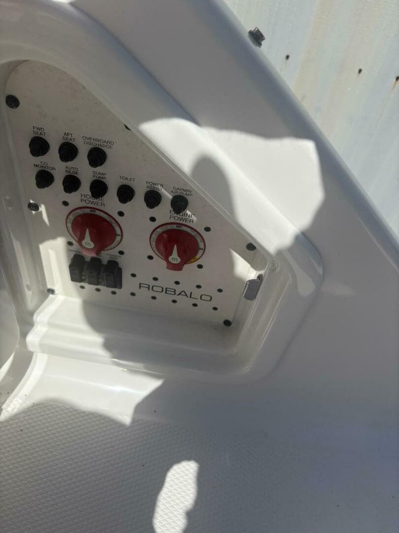 2021 Robalo R317 Dual Console — photo 18