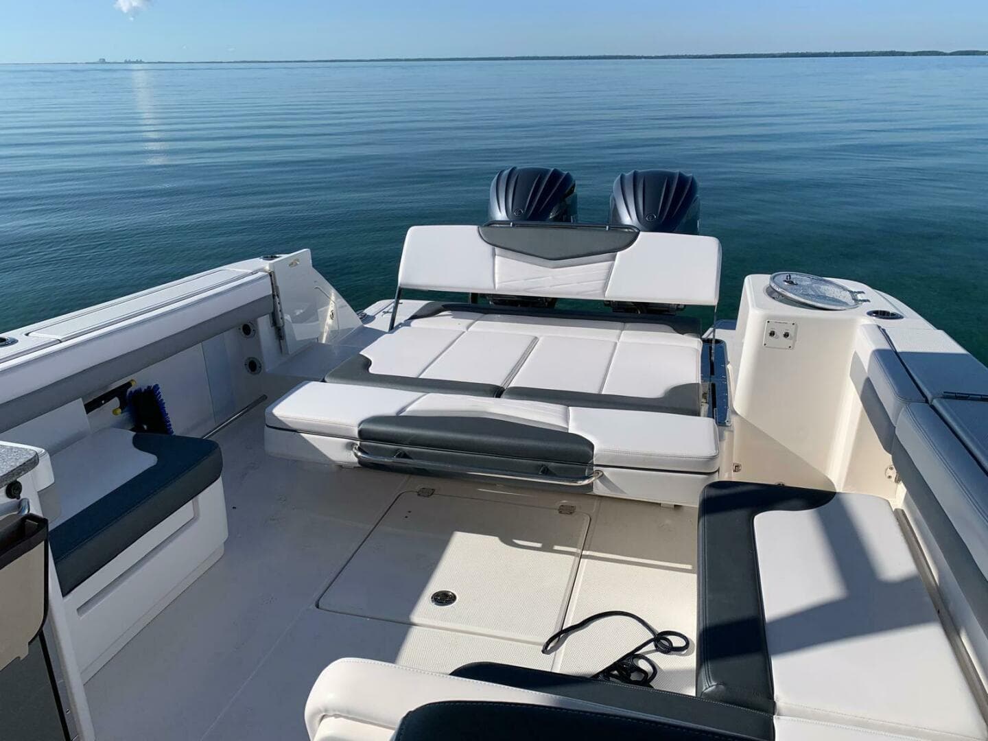 2021 Robalo R317 Dual Console — photo 2