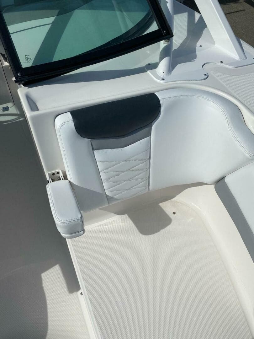 2021 Robalo R317 Dual Console — photo 26