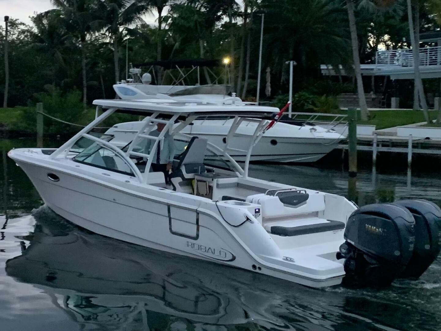 2021 Robalo R317 Dual Console — photo 1