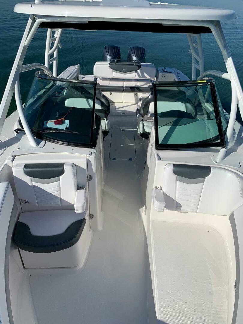 2021 Robalo R317 Dual Console — photo 5