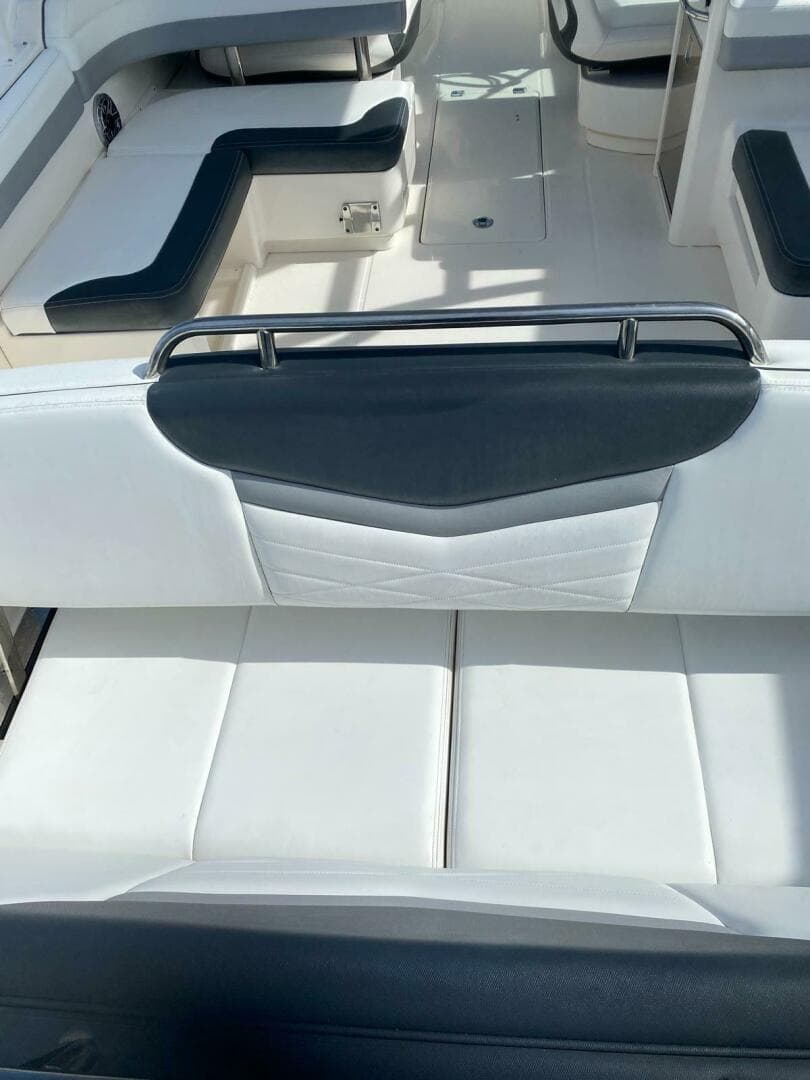 2021 Robalo R317 Dual Console — photo 23
