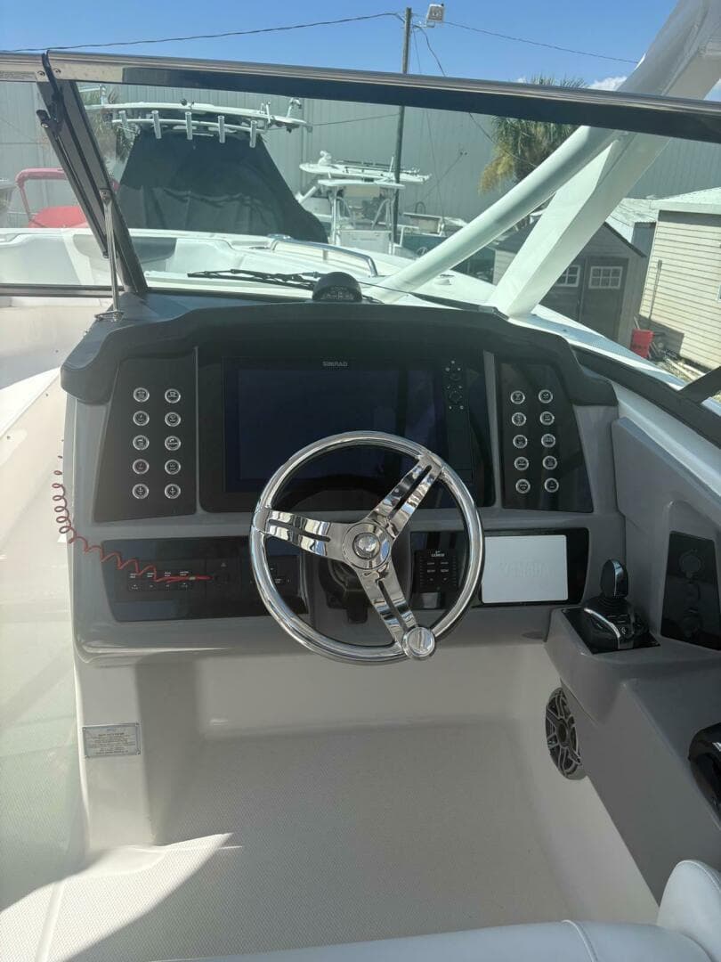 2021 Robalo R317 Dual Console — photo 8