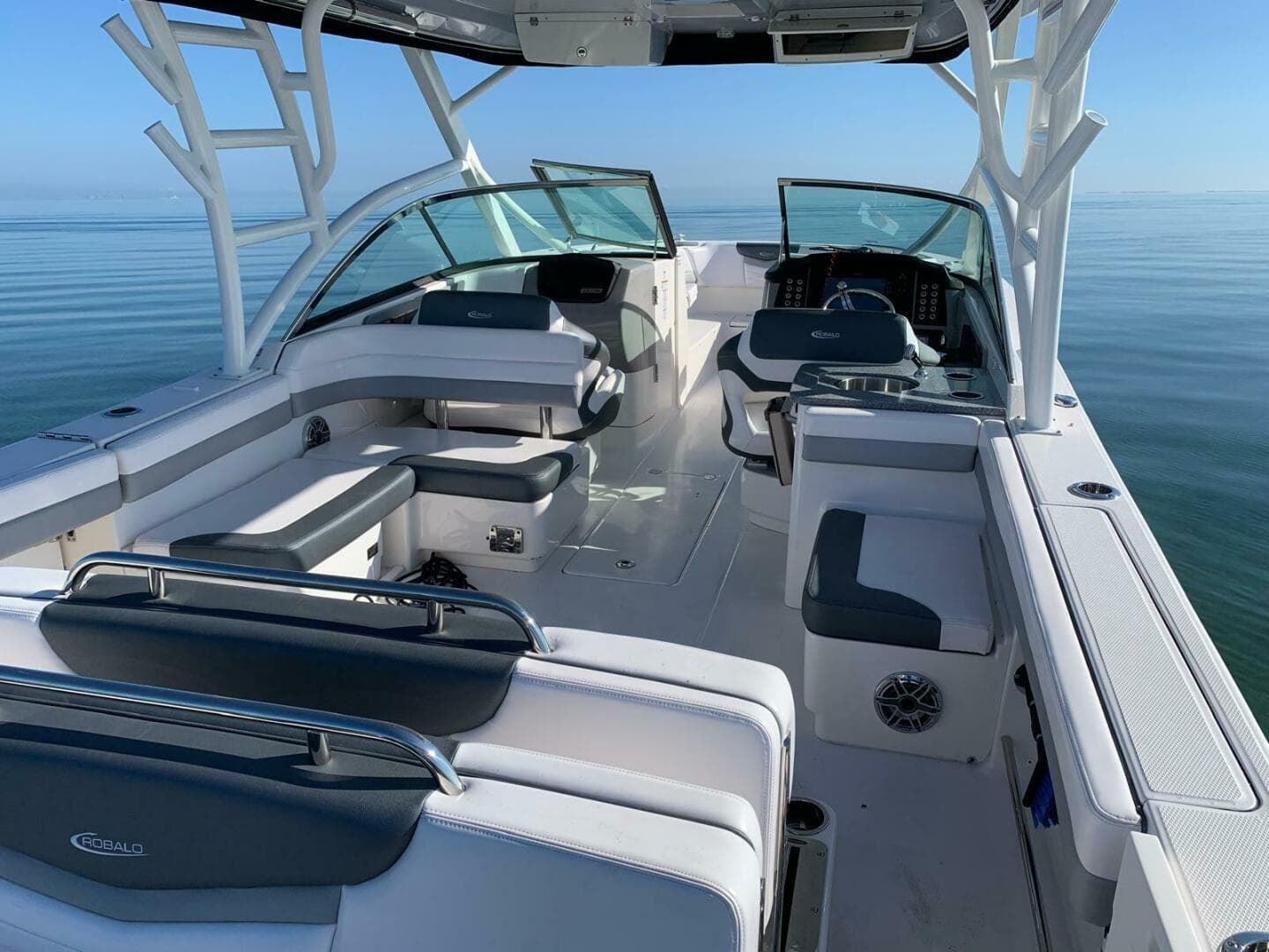 2021 Robalo R317 Dual Console — photo 4