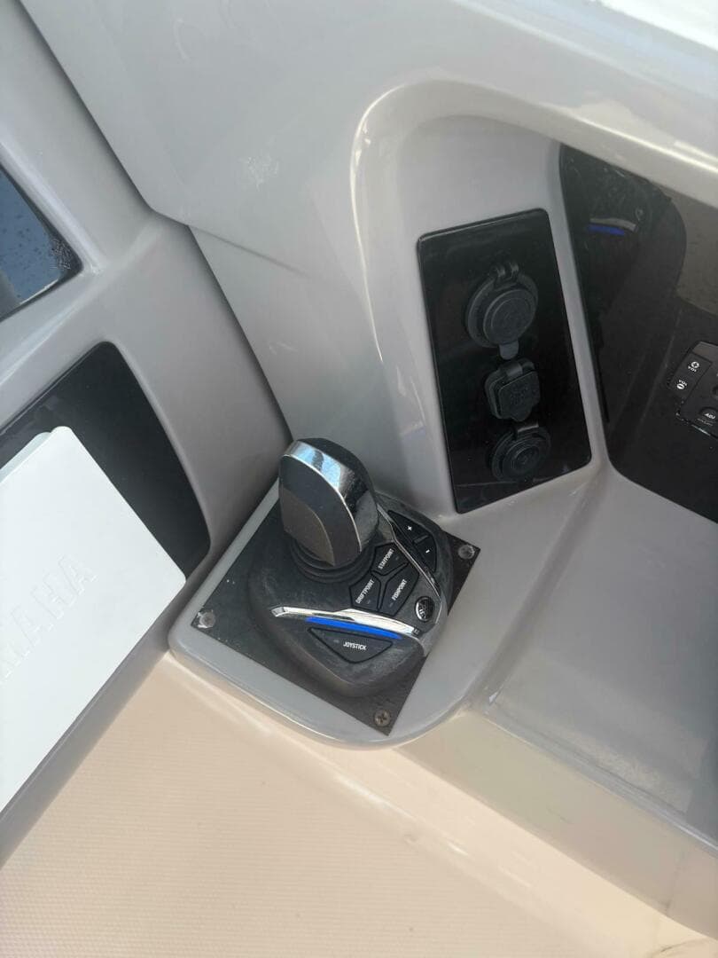 2021 Robalo R317 Dual Console — photo 9