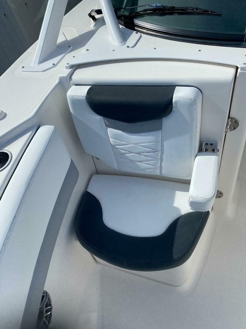 2021 Robalo R317 Dual Console — photo 25
