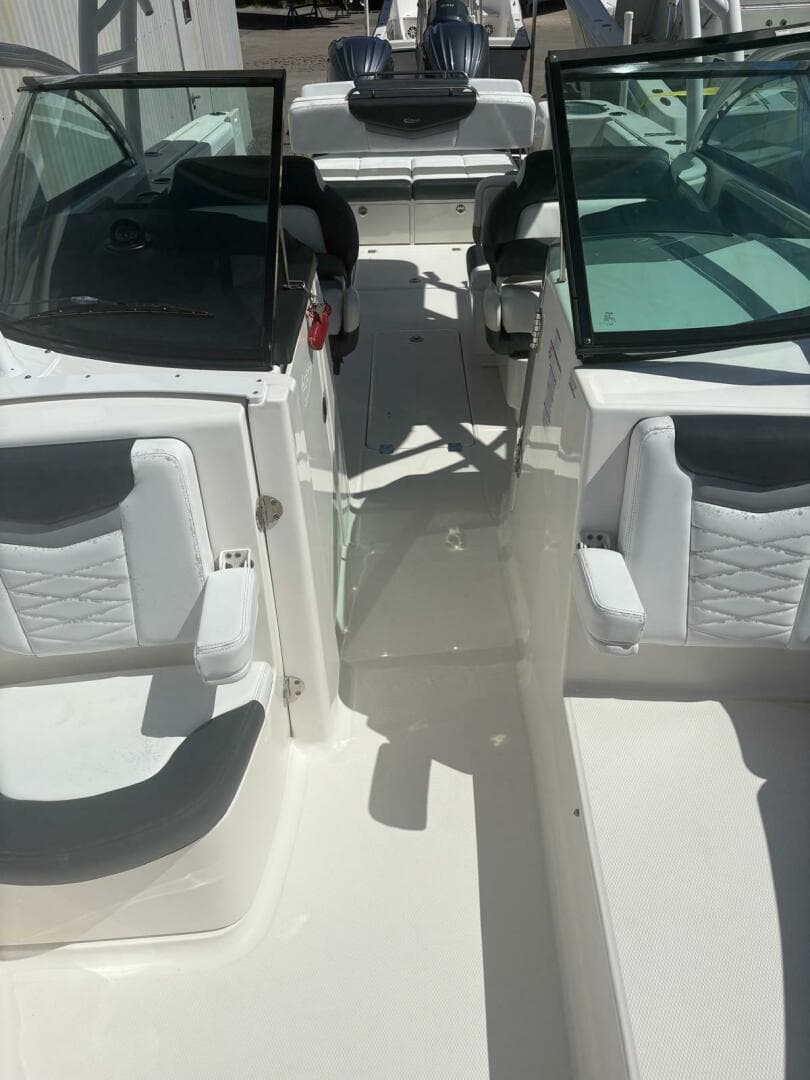 2021 Robalo R317 Dual Console — photo 17