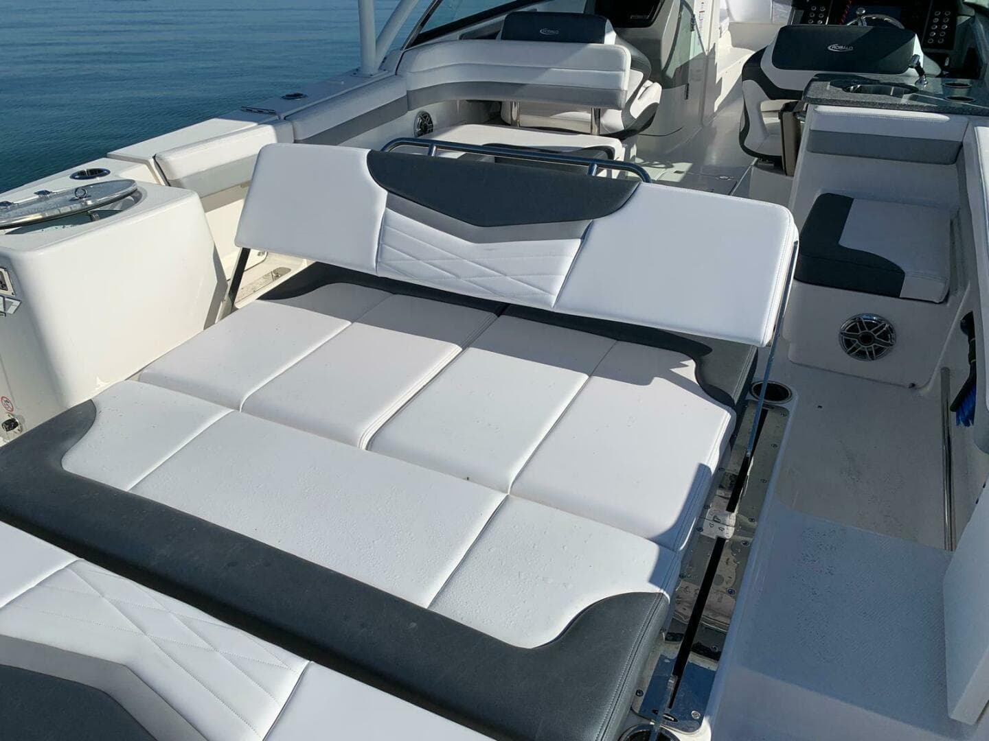 2021 Robalo R317 Dual Console — photo 6