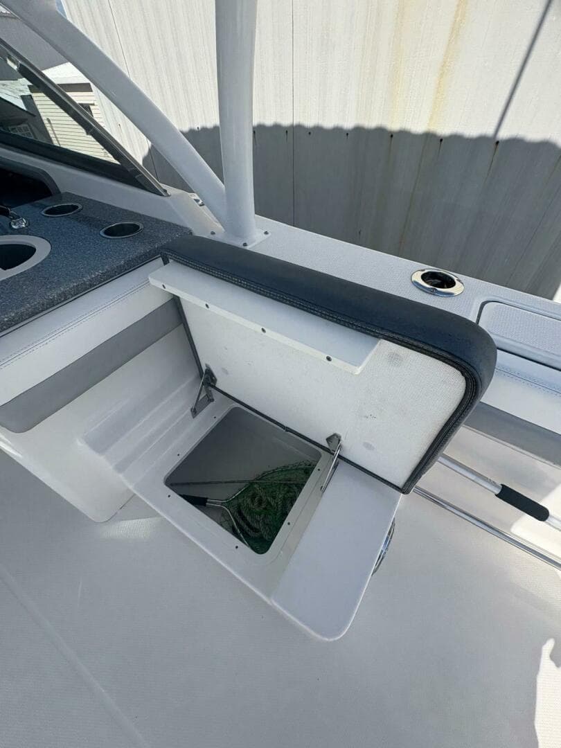 2021 Robalo R317 Dual Console — photo 11
