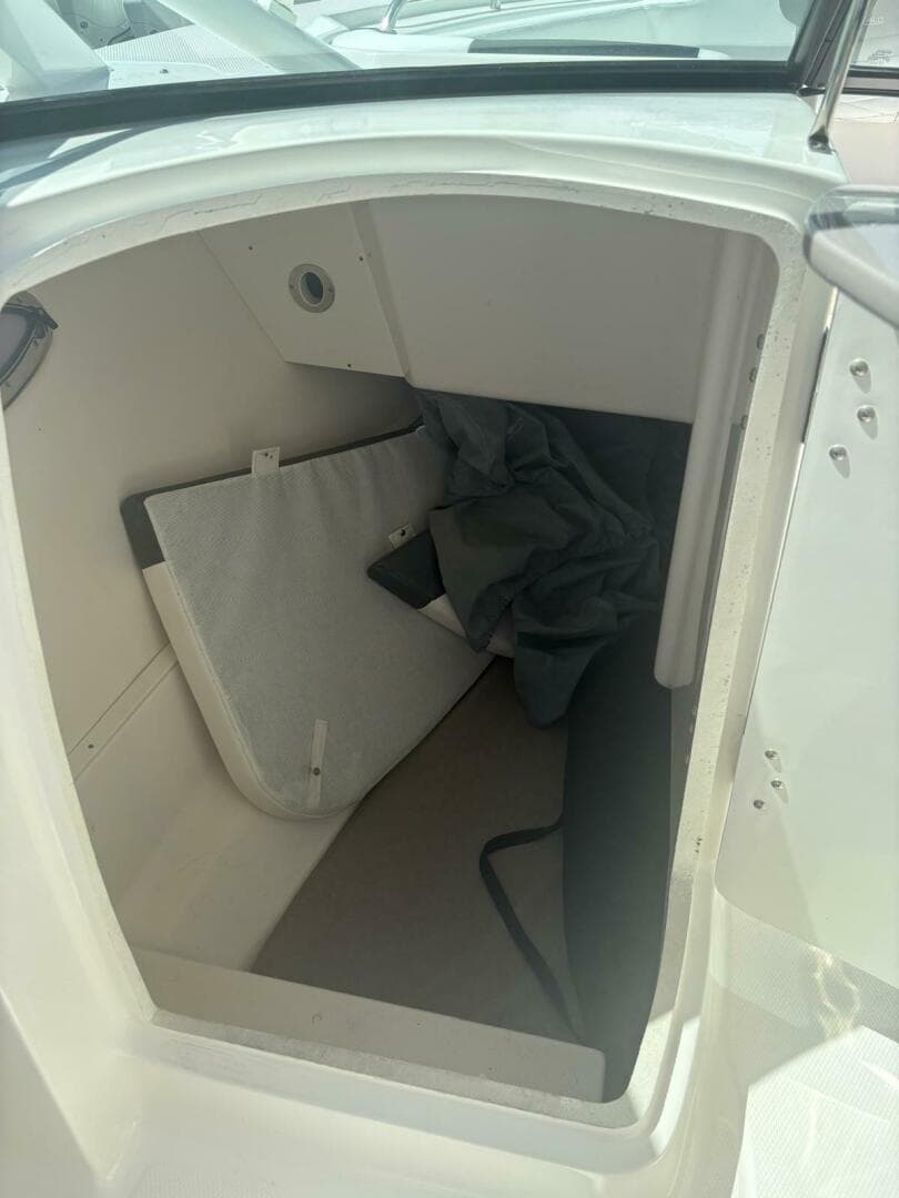 2021 Robalo R317 Dual Console — photo 14