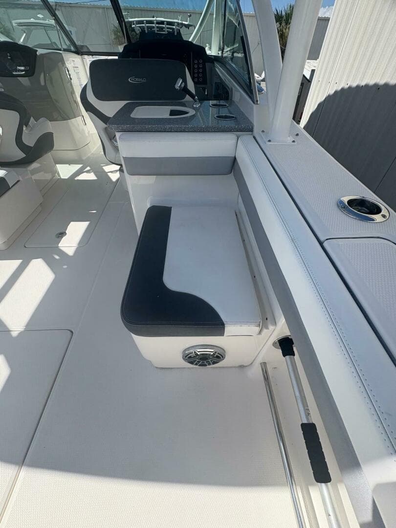 2021 Robalo R317 Dual Console — photo 13
