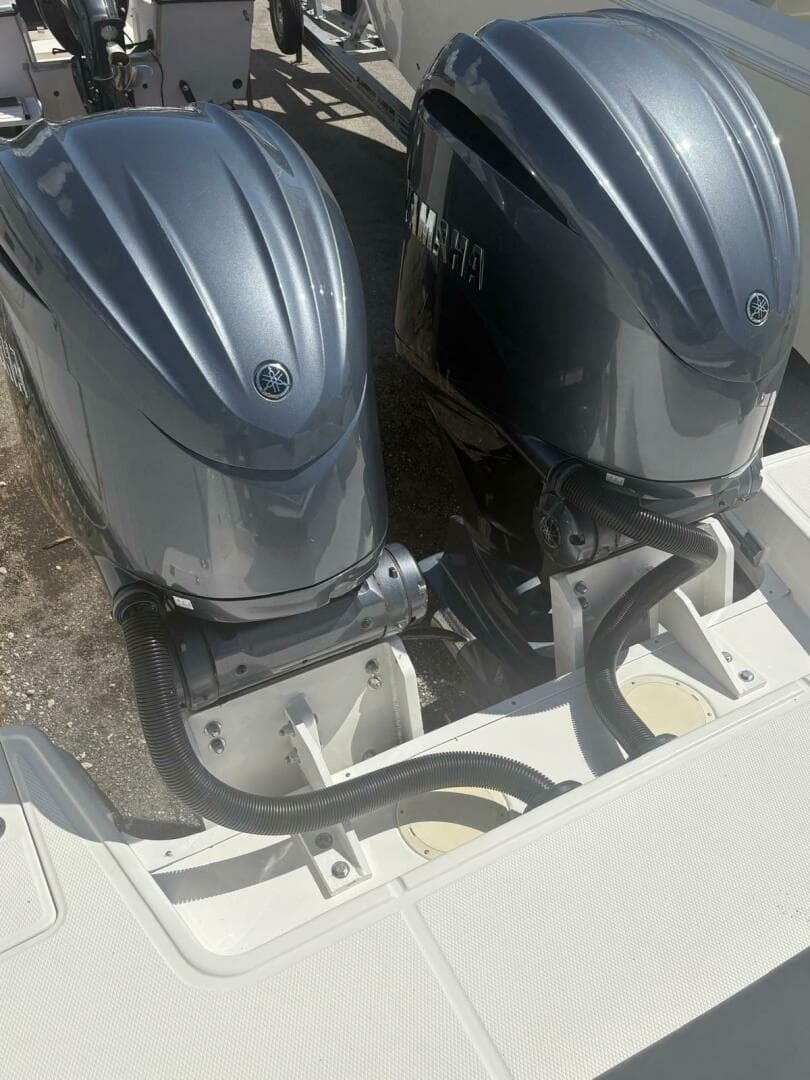 2021 Robalo R317 Dual Console — photo 10