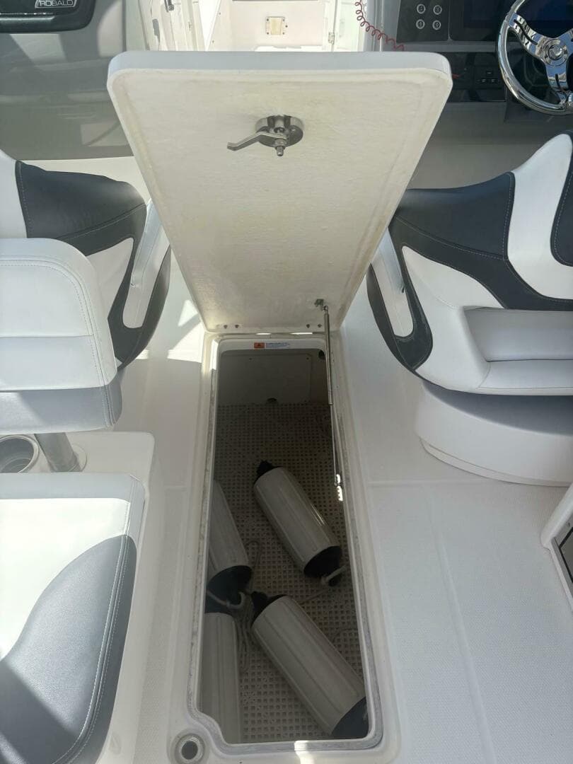 2021 Robalo R317 Dual Console — photo 15