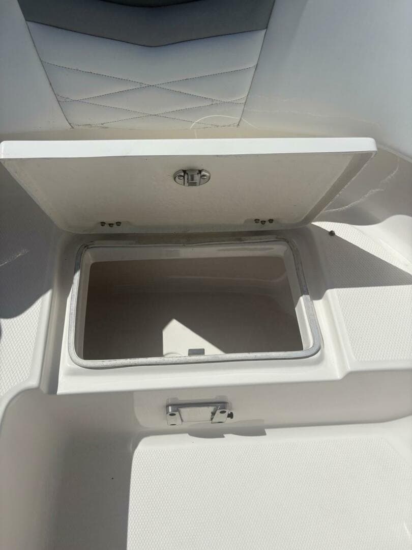 2021 Robalo R317 Dual Console — photo 19