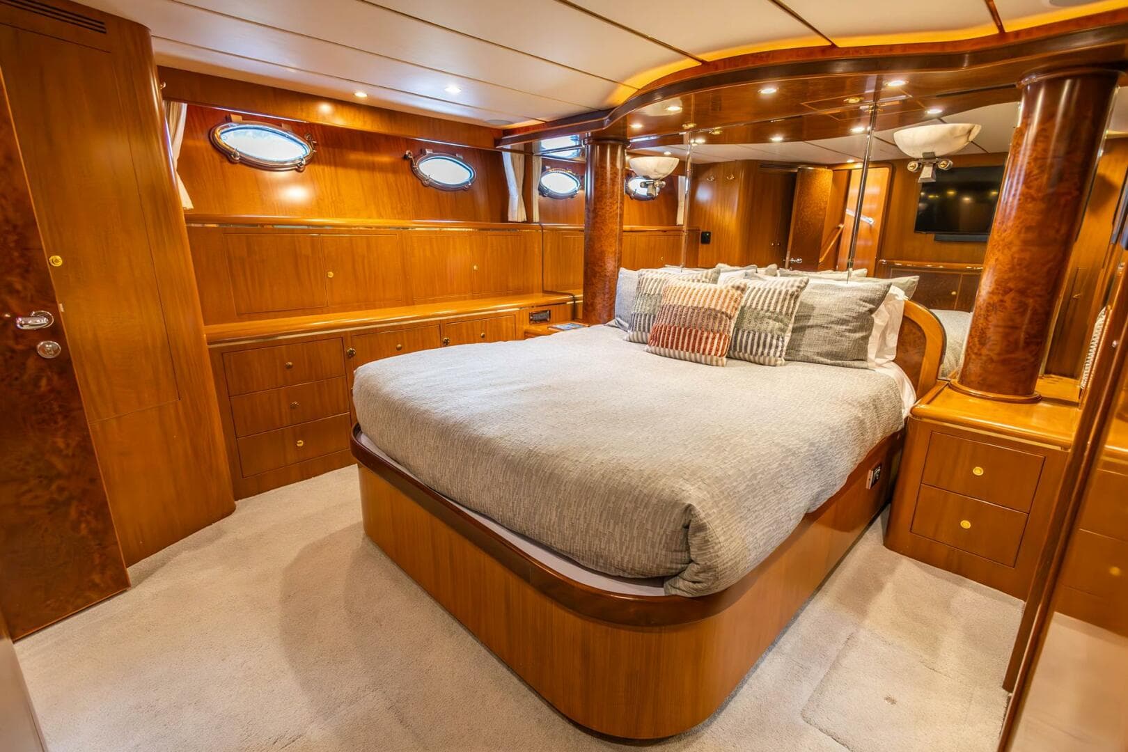 2005 Ocean Alexander Raised Pilothouse Flybridge Sedan — photo 17