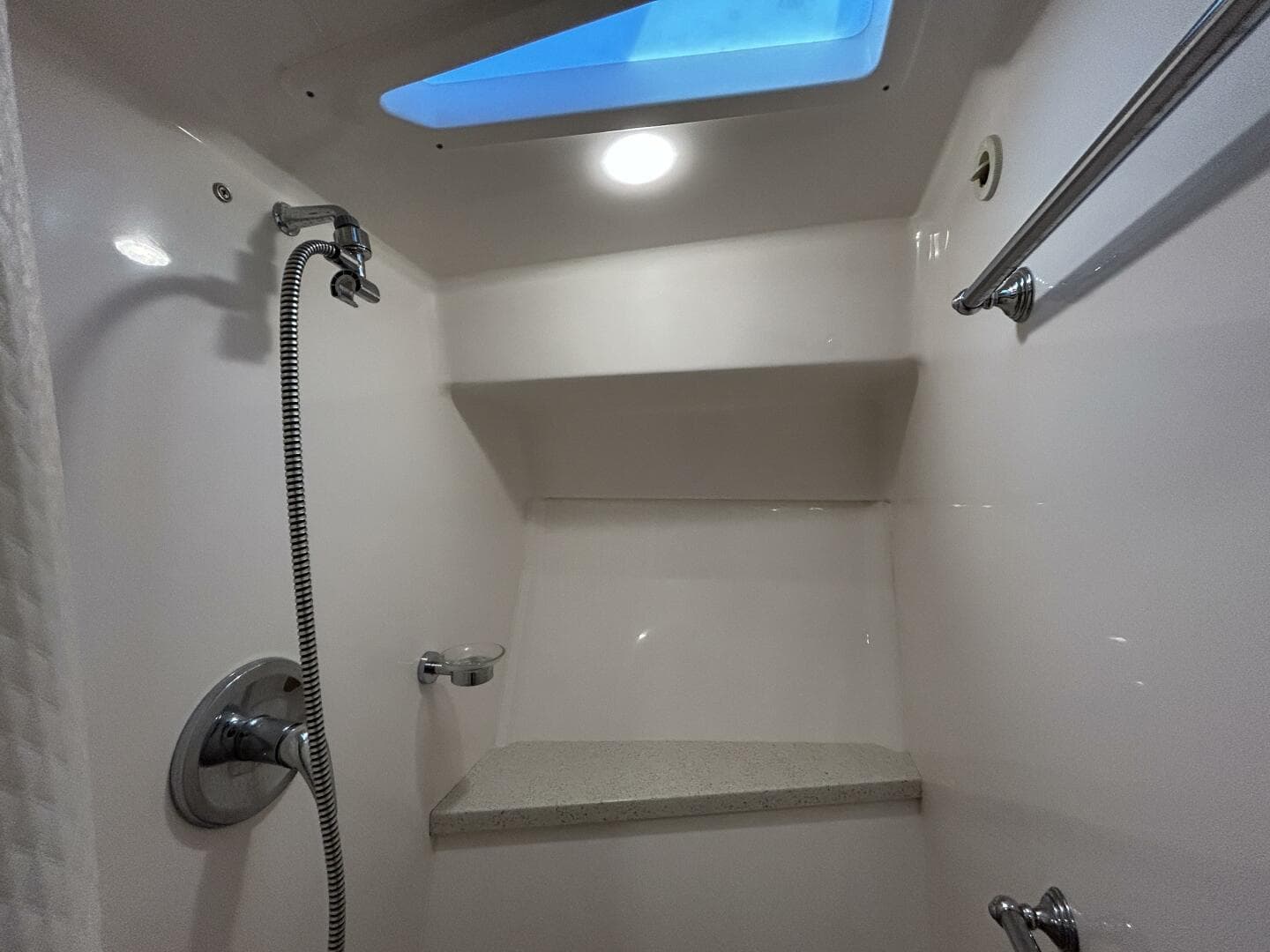 2018 Regal 42 Sport Coupe — photo 21