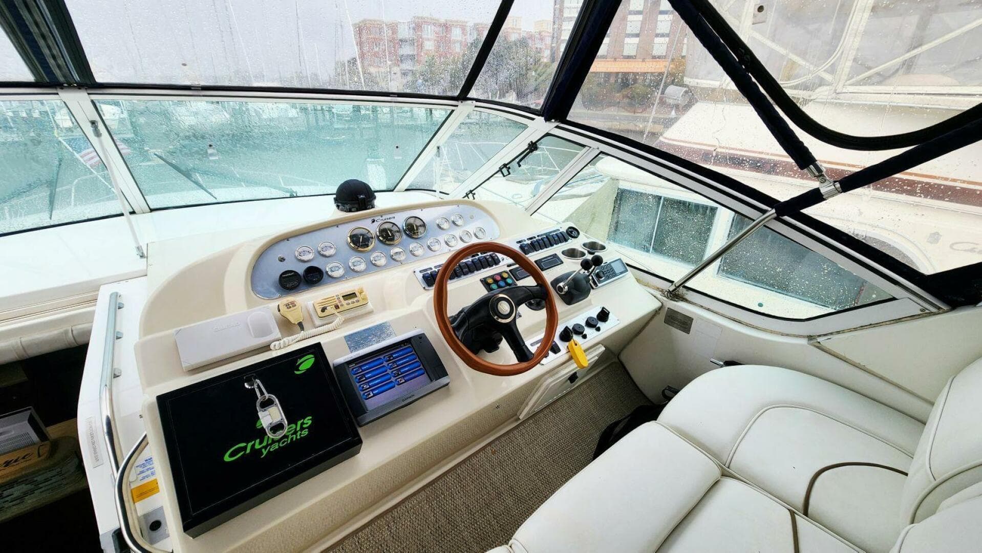 2000 Cruisers Yachts 4450 Express — photo 18