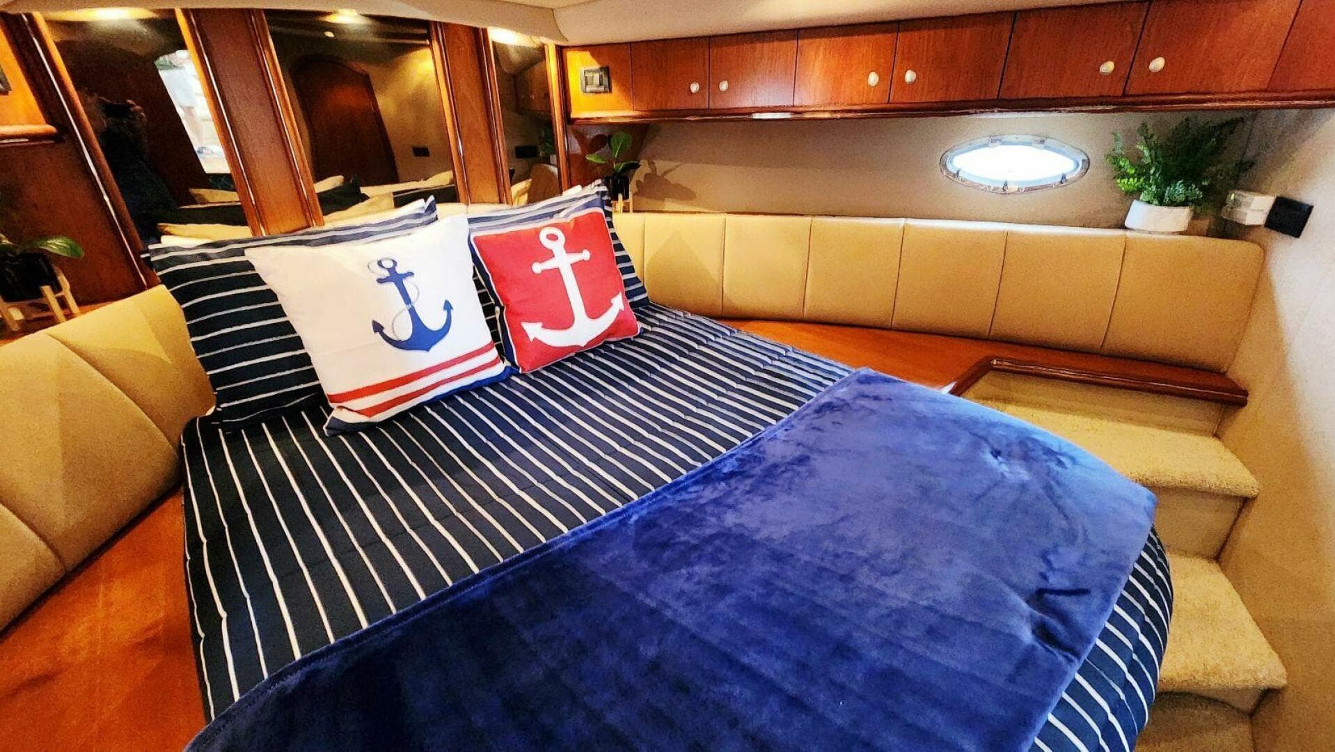 2000 Cruisers Yachts 4450 Express — photo 50