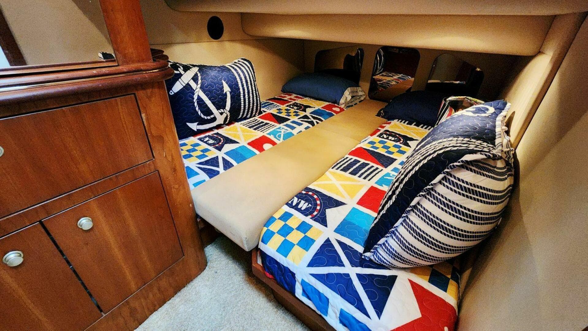 2000 Cruisers Yachts 4450 Express — photo 44