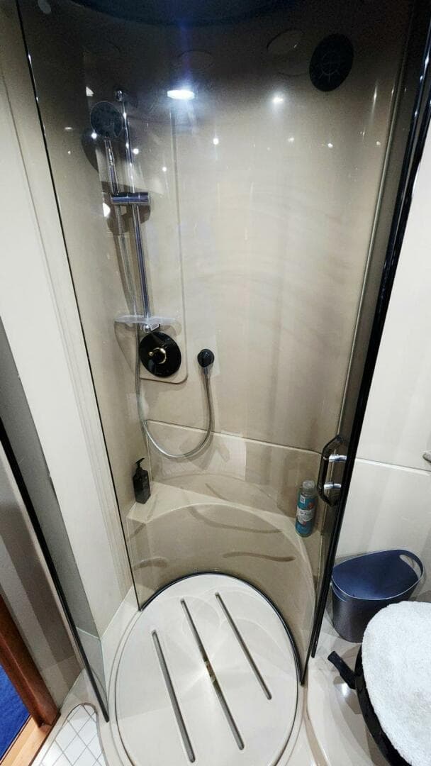 2000 Cruisers Yachts 4450 Express — photo 46