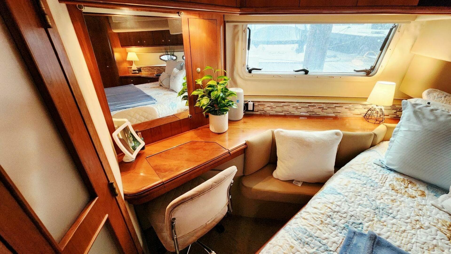 2000 Cruisers Yachts 4450 Express — photo 56