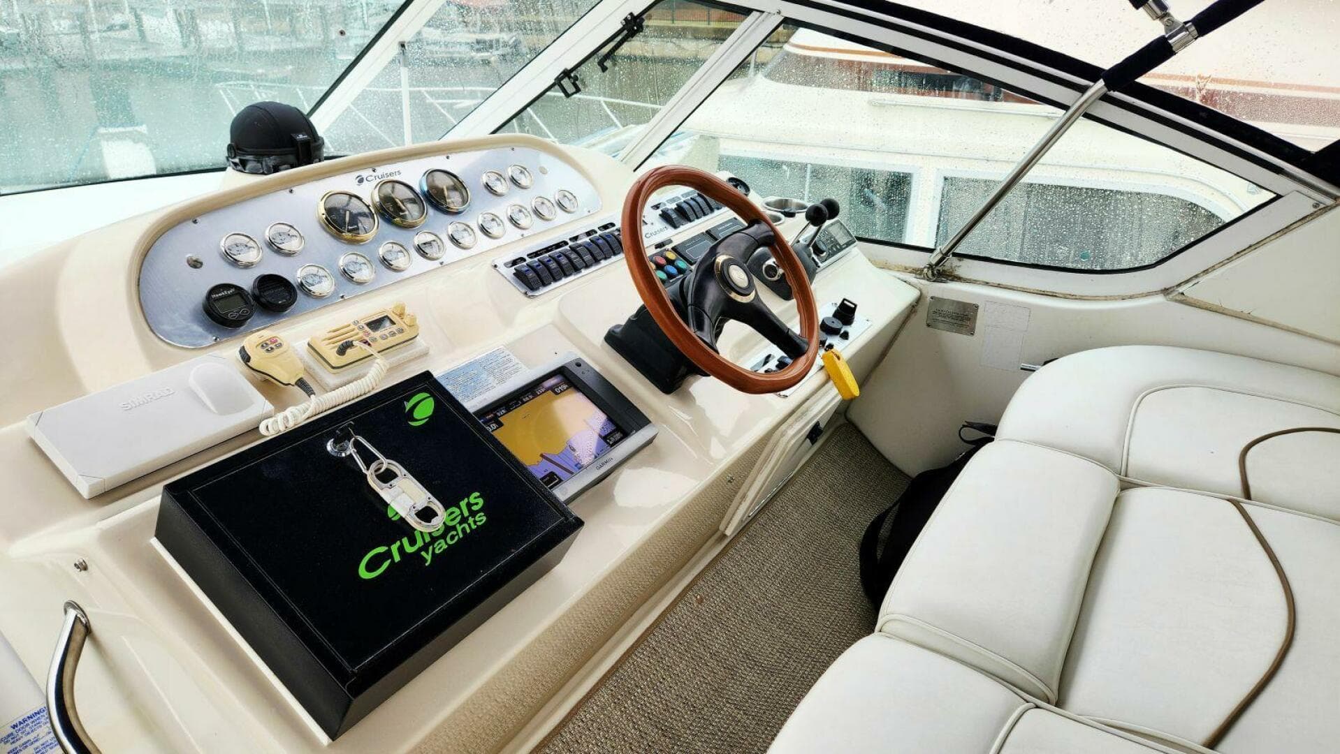 2000 Cruisers Yachts 4450 Express — photo 27