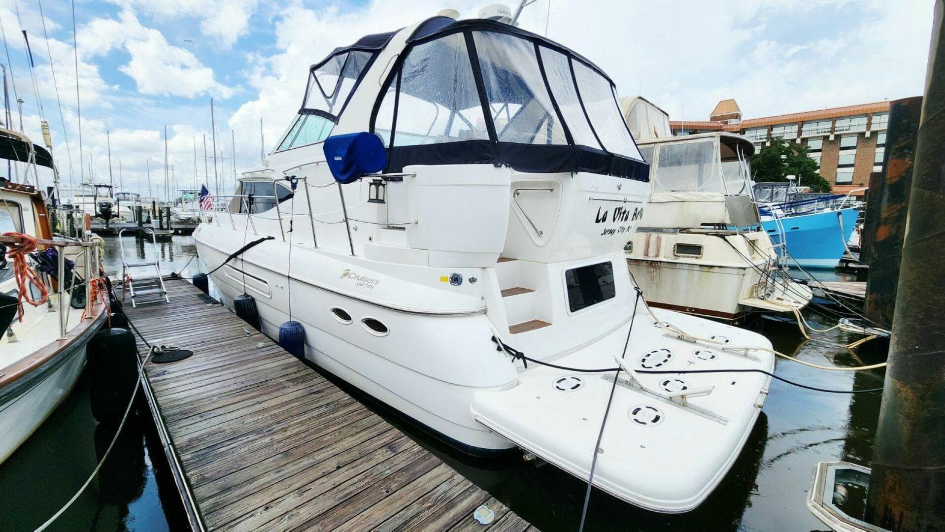 2000 Cruisers Yachts 4450 Express — photo 4