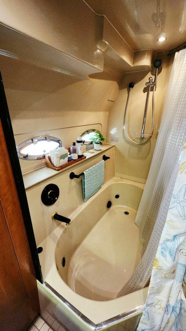 2000 Cruisers Yachts 4450 Express — photo 59