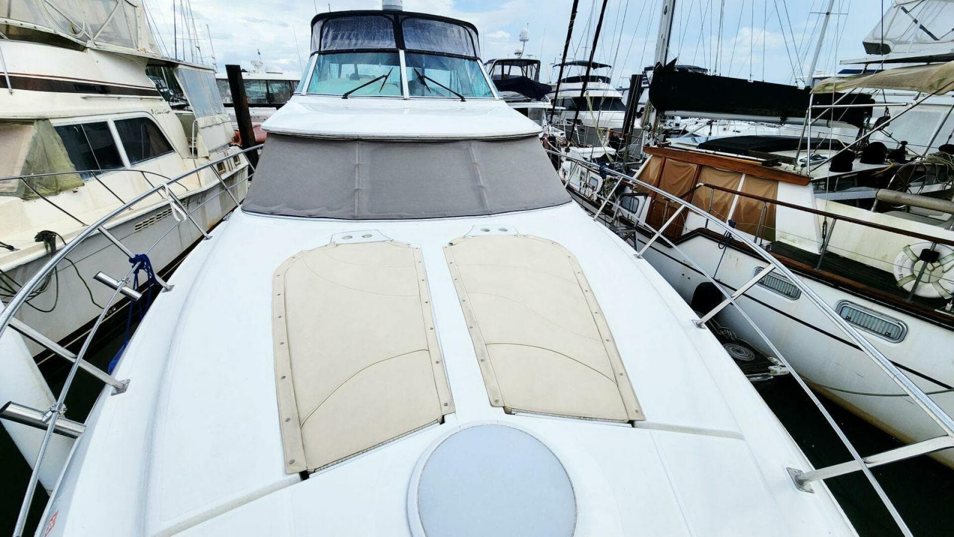 2000 Cruisers Yachts 4450 Express — photo 10