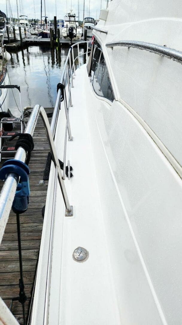 2000 Cruisers Yachts 4450 Express — photo 6