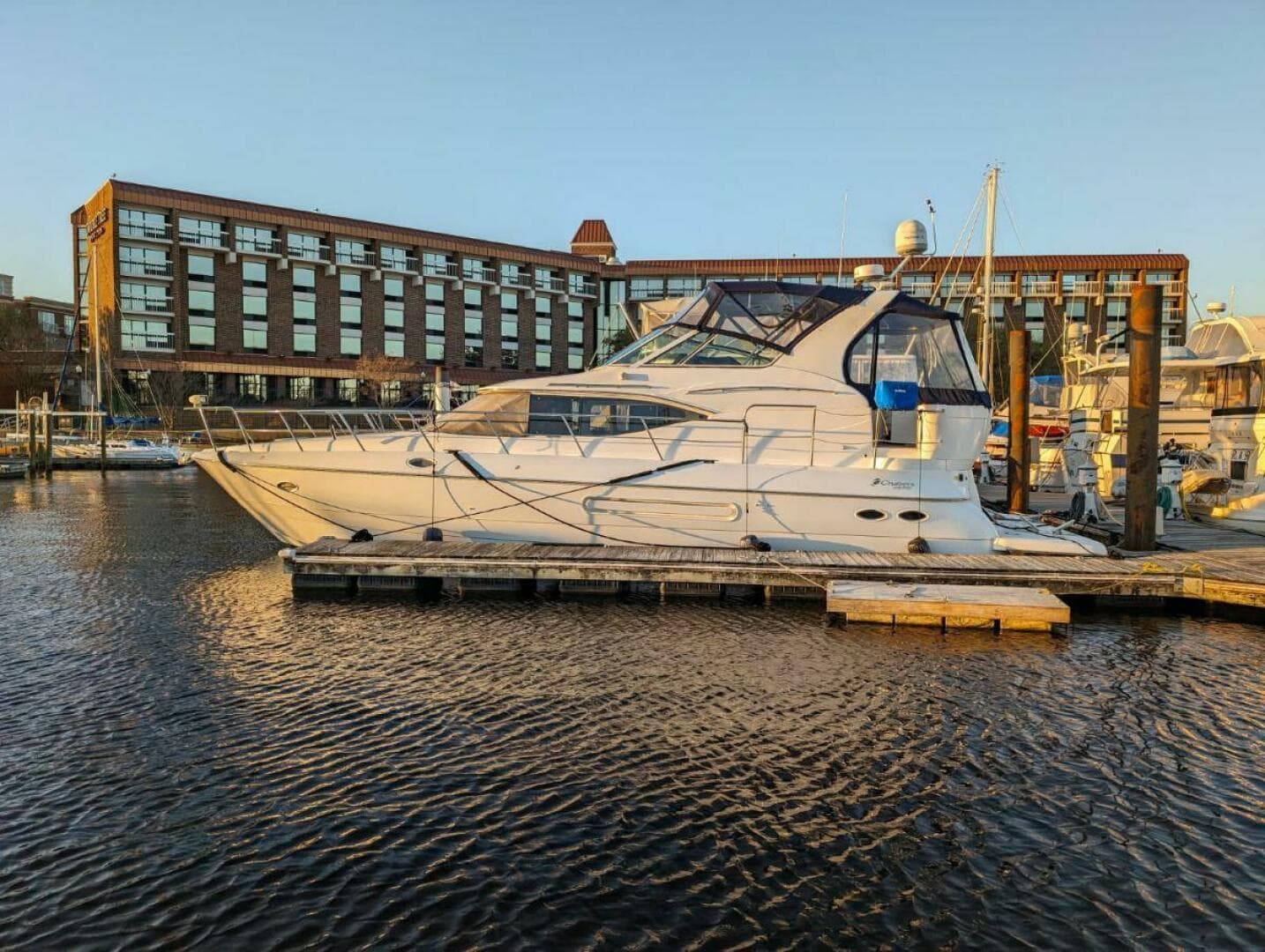 2000 Cruisers Yachts 4450 Express