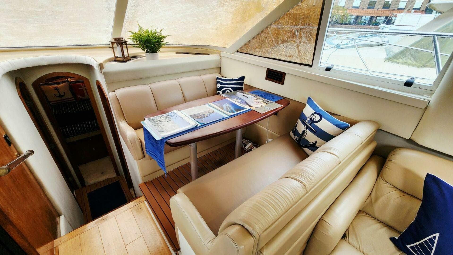 2000 Cruisers Yachts 4450 Express — photo 33