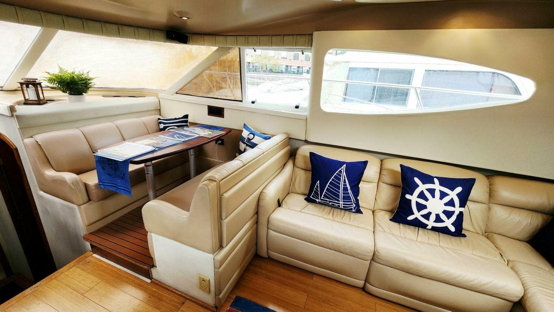 2000 Cruisers Yachts 4450 Express — photo 31