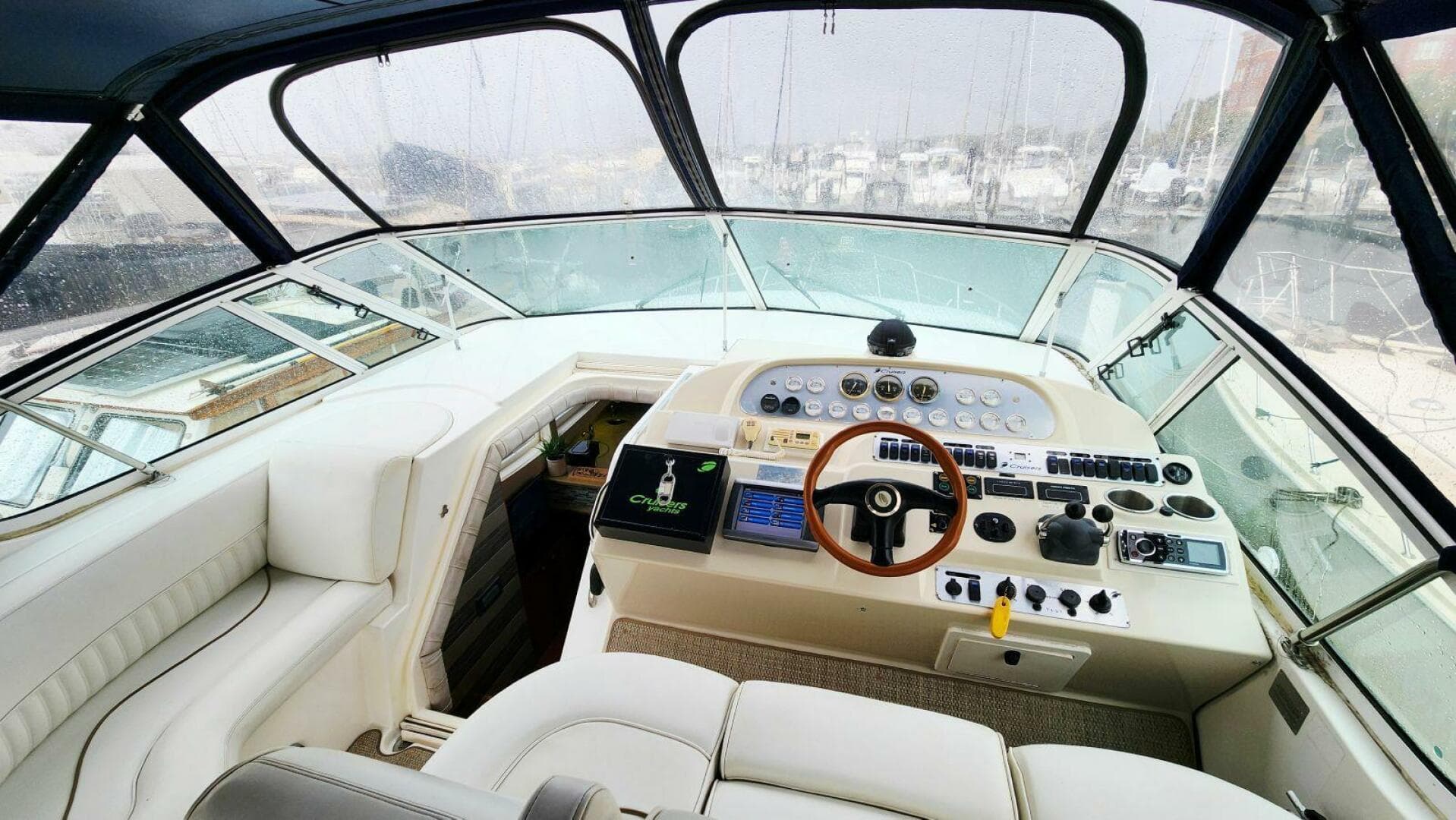2000 Cruisers Yachts 4450 Express — photo 19