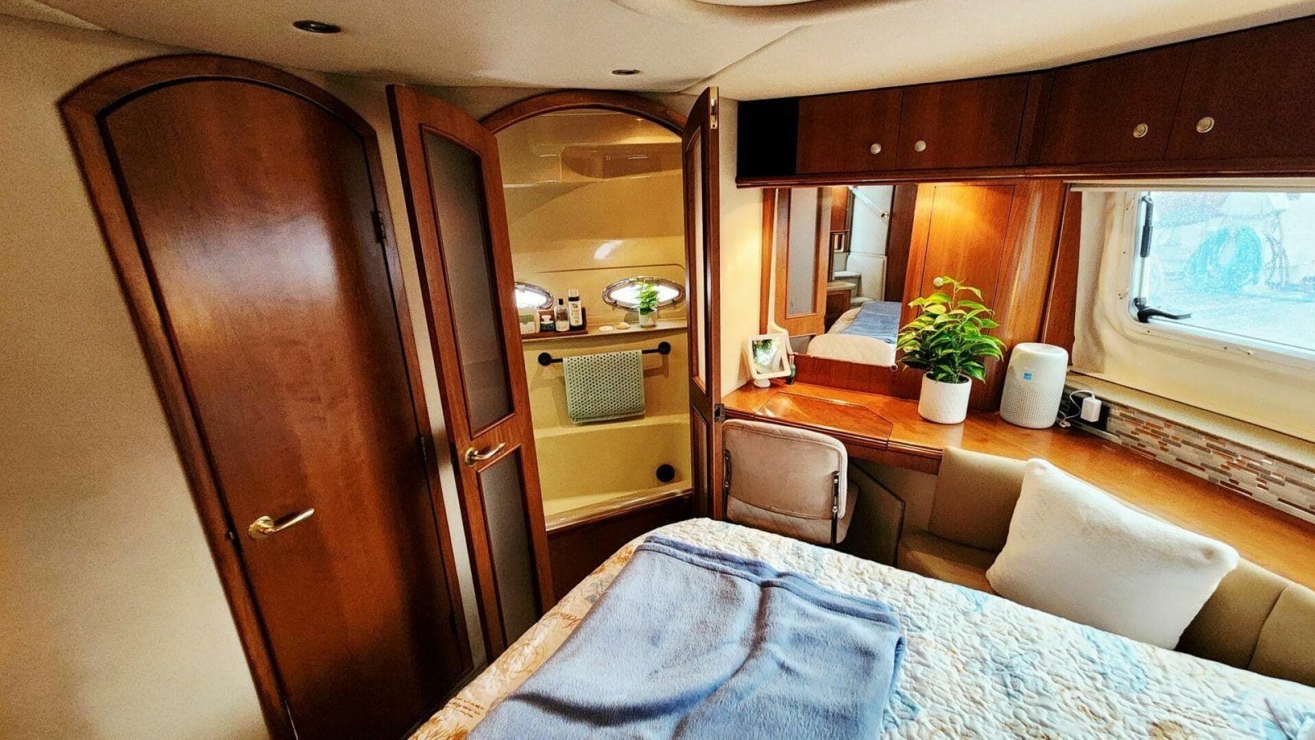 2000 Cruisers Yachts 4450 Express — photo 60