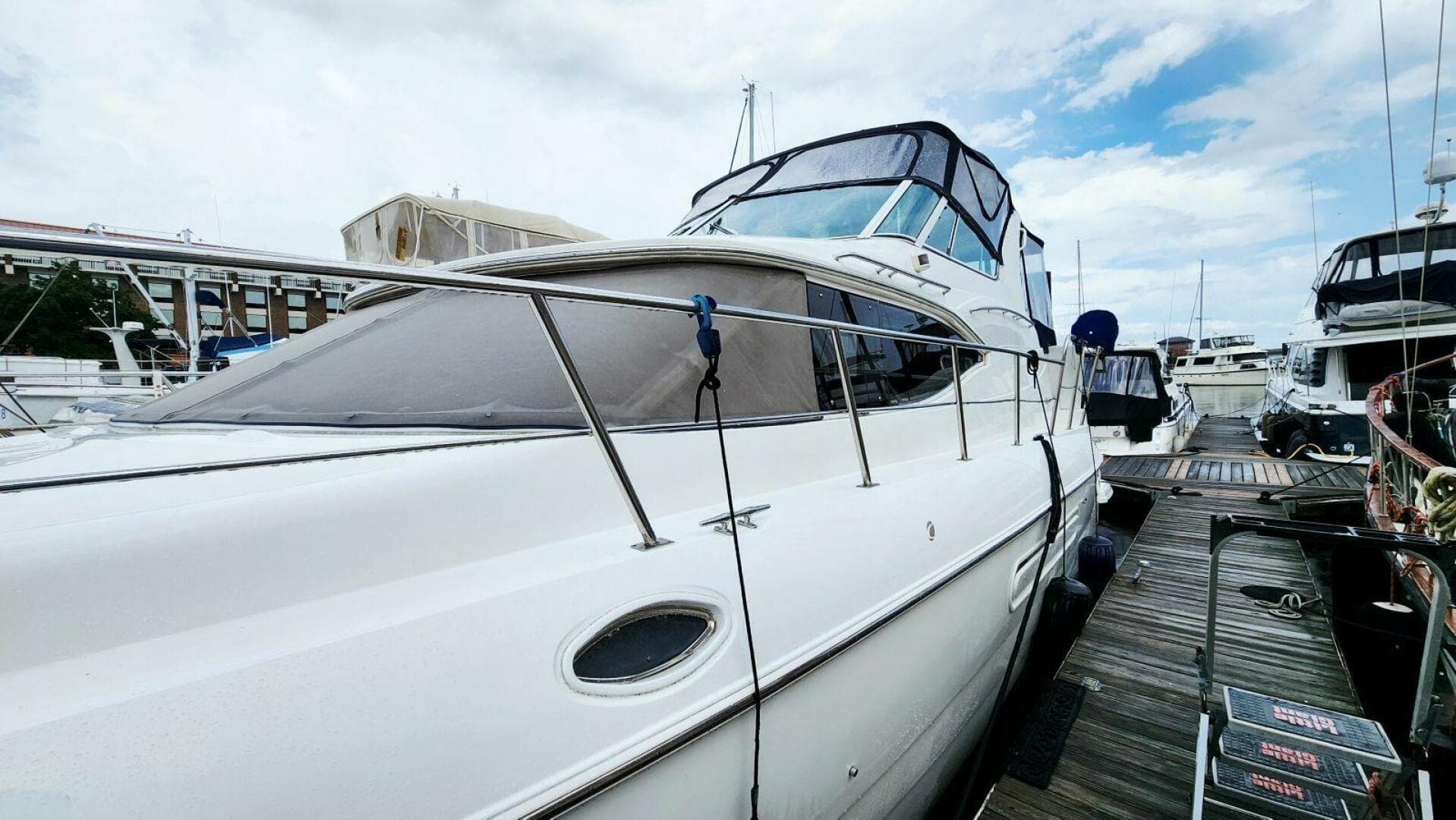 2000 Cruisers Yachts 4450 Express — photo 5