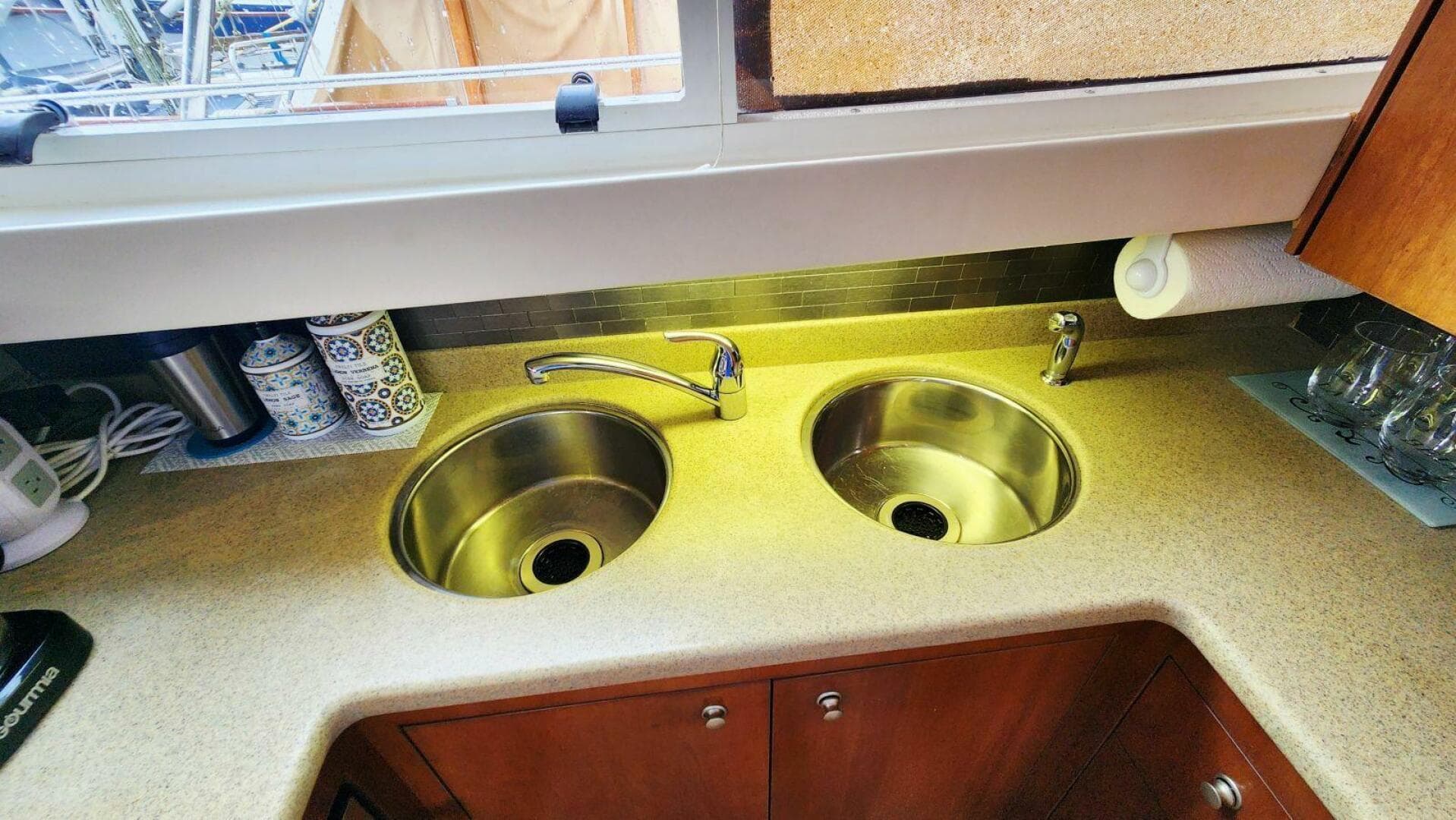 2000 Cruisers Yachts 4450 Express — photo 39