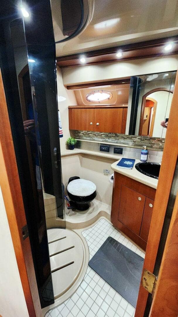 2000 Cruisers Yachts 4450 Express — photo 45