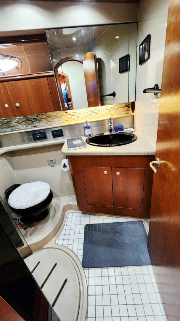 2000 Cruisers Yachts 4450 Express — photo 47