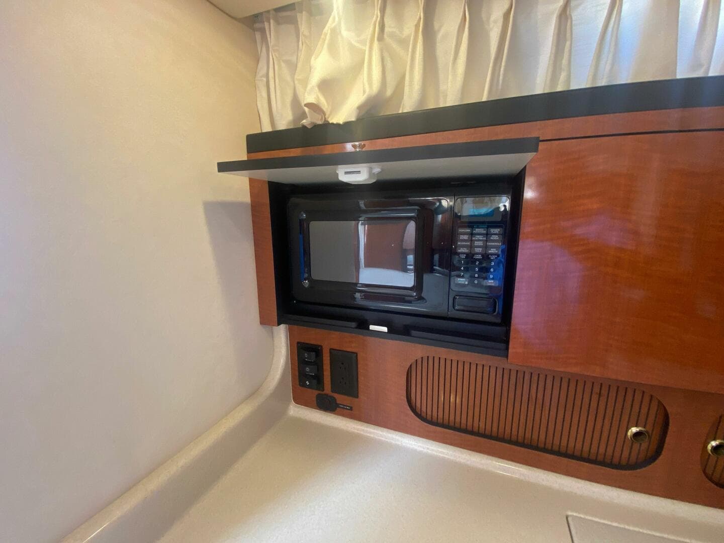 2003 Sea Ray 340 Sundancer — photo 33